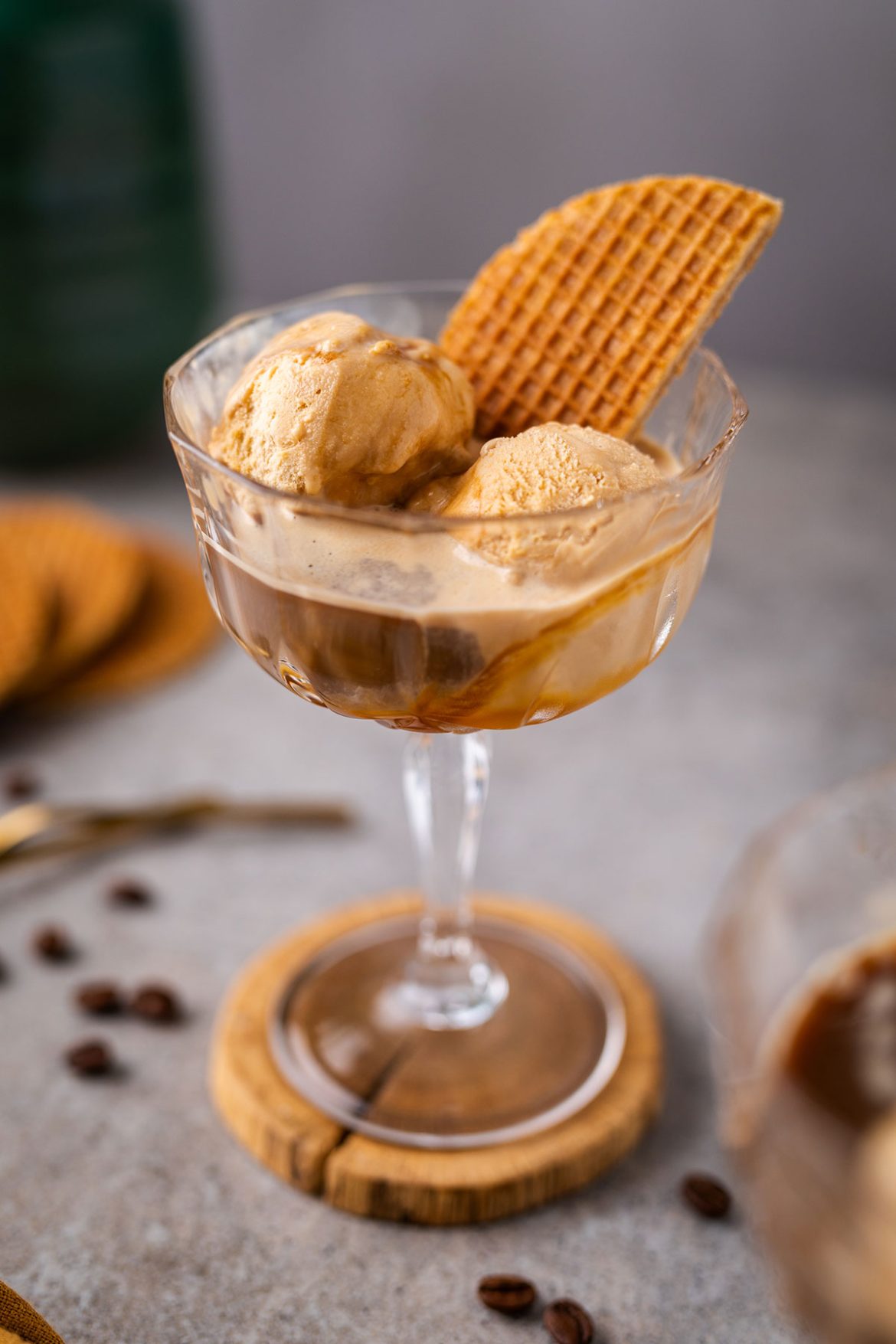 Karamelinis ledų ir kavos desertas