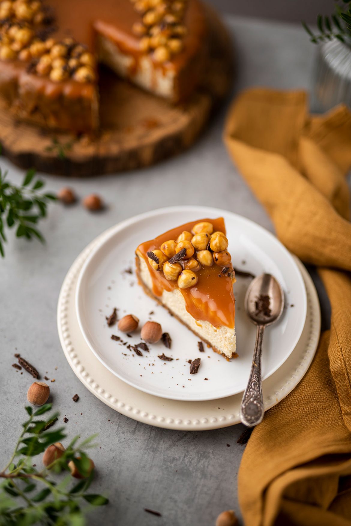 Karamelinis sūrio tortas su lazdynų riešutais