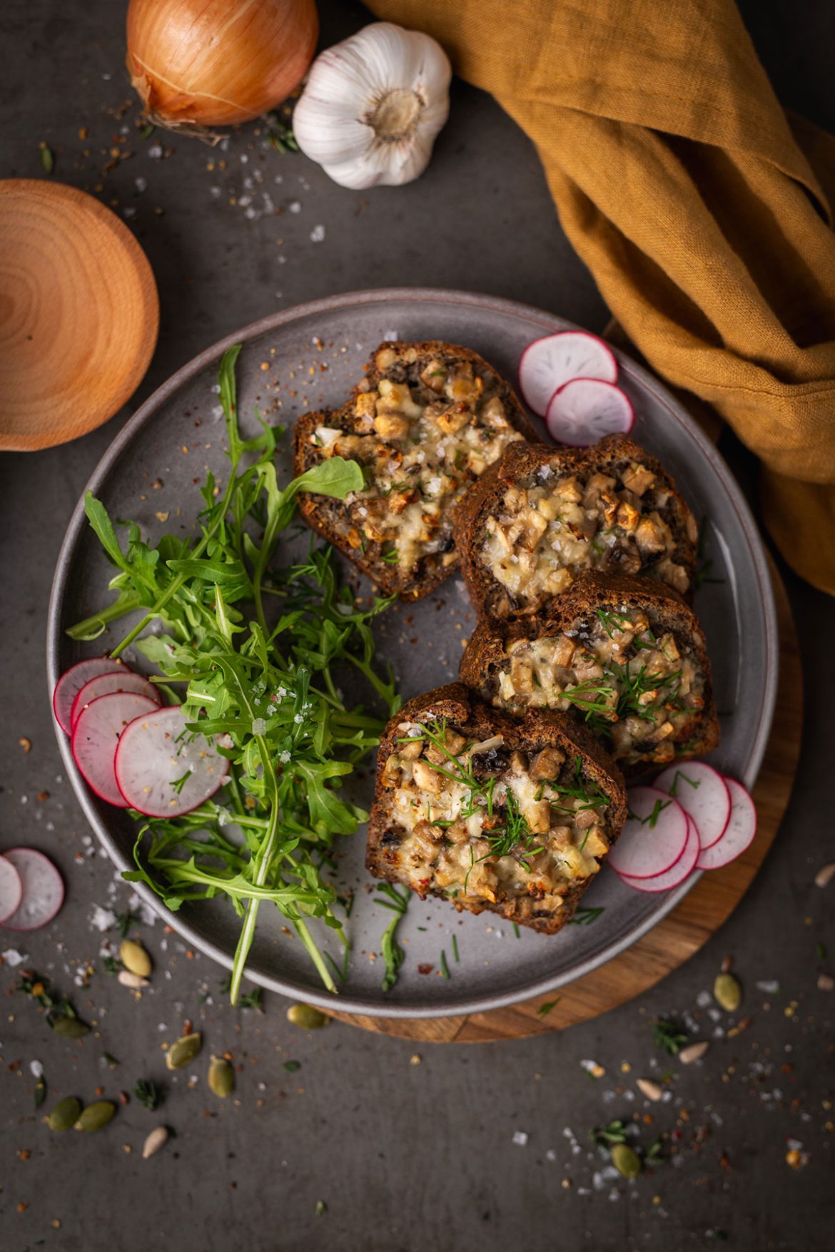 Karšti sumuštiniai su pievagrybiais