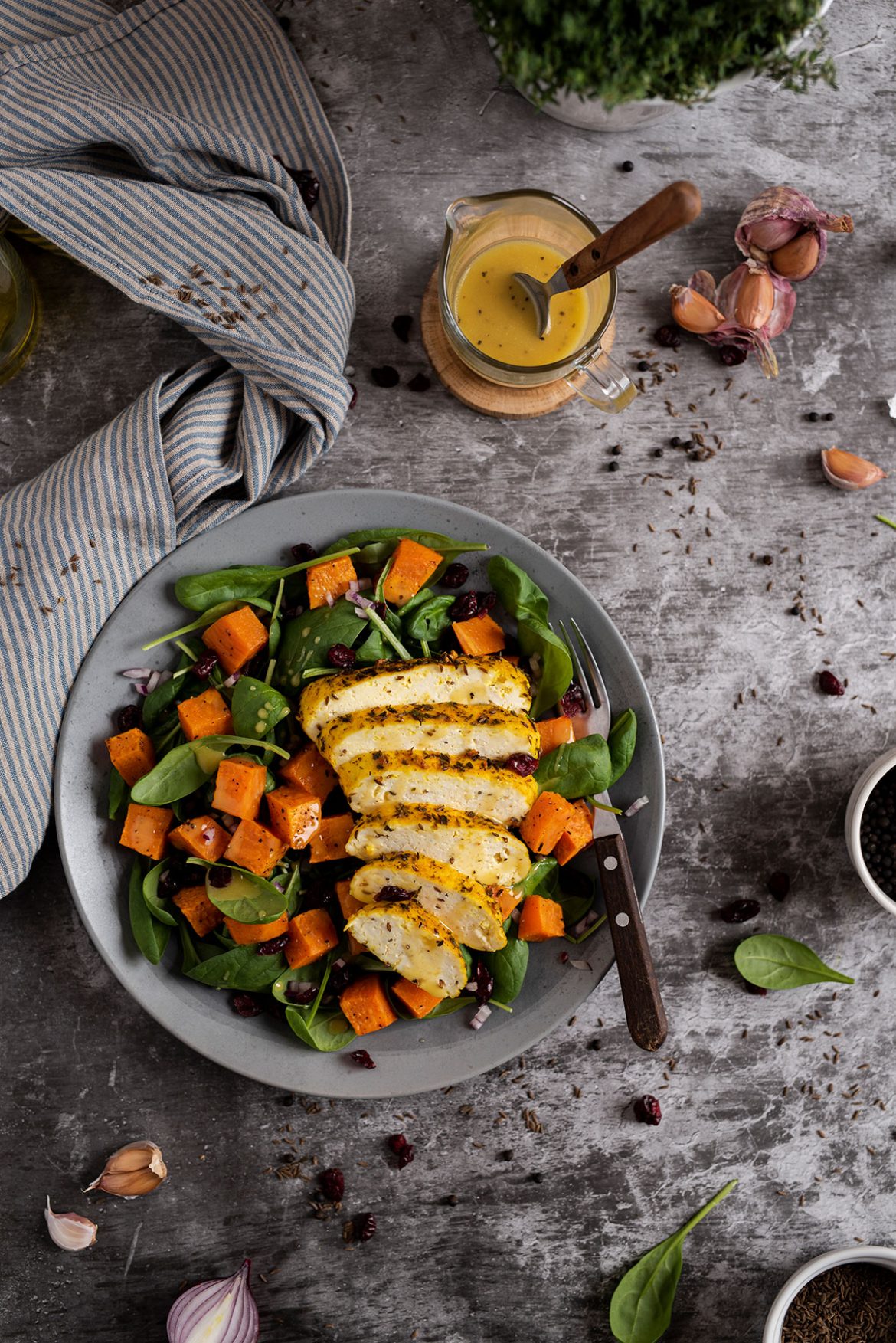 Salotos su orkaitėje keptu varškės sūriu