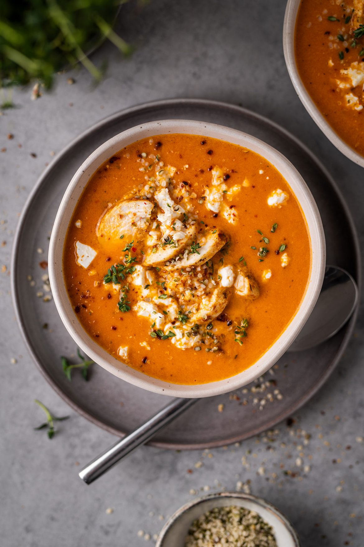 Keptų pomidorų sriuba su vištiena ir fetos sūriu