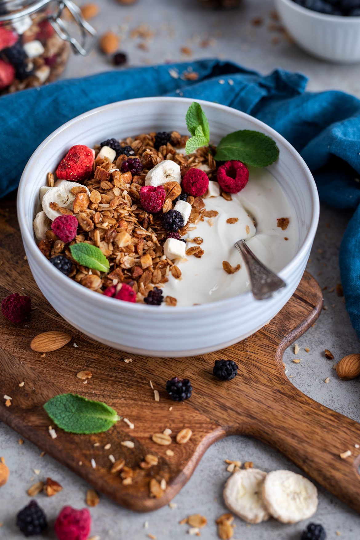 Kokosinė granola su uogomis ir vaisiais