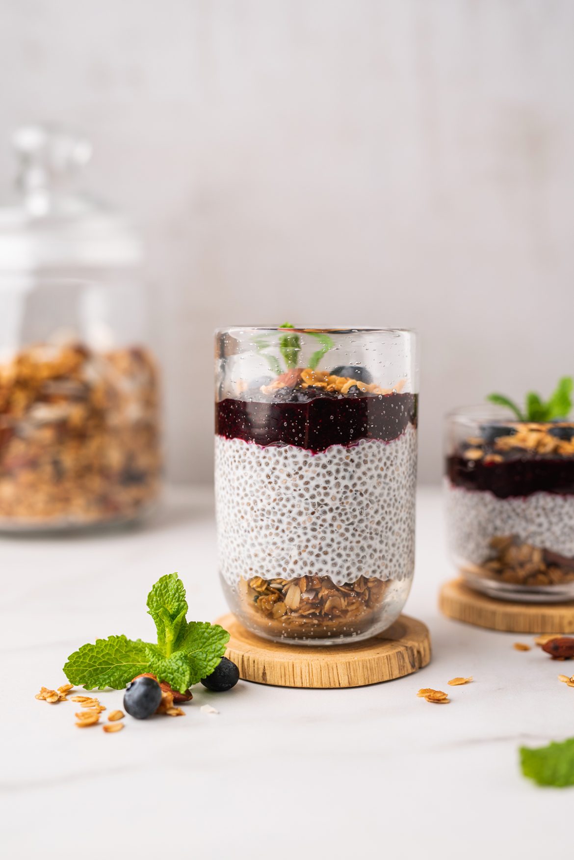 Chia sėklų pudingas su mėlynėmis ir granola