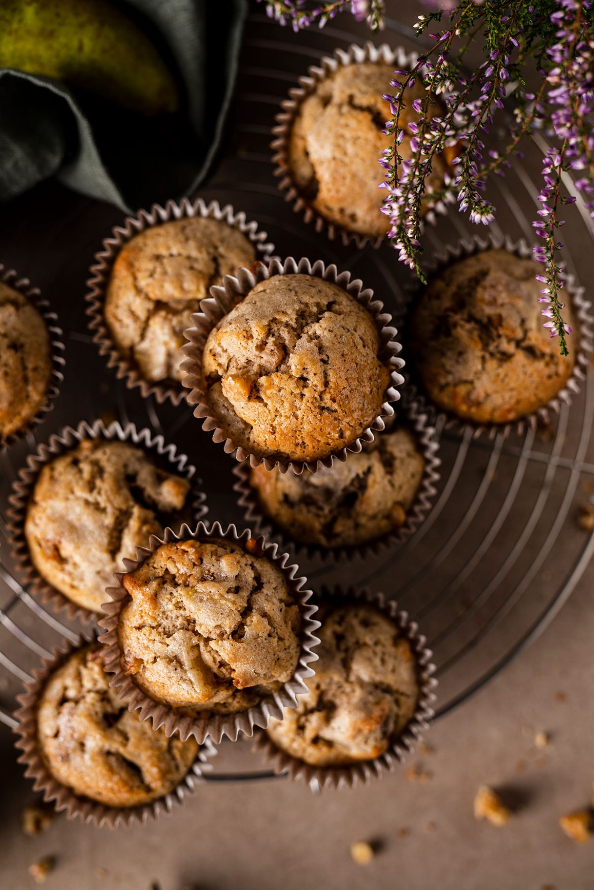 Kriaušiniai keksiukai su graikiniais riešutais