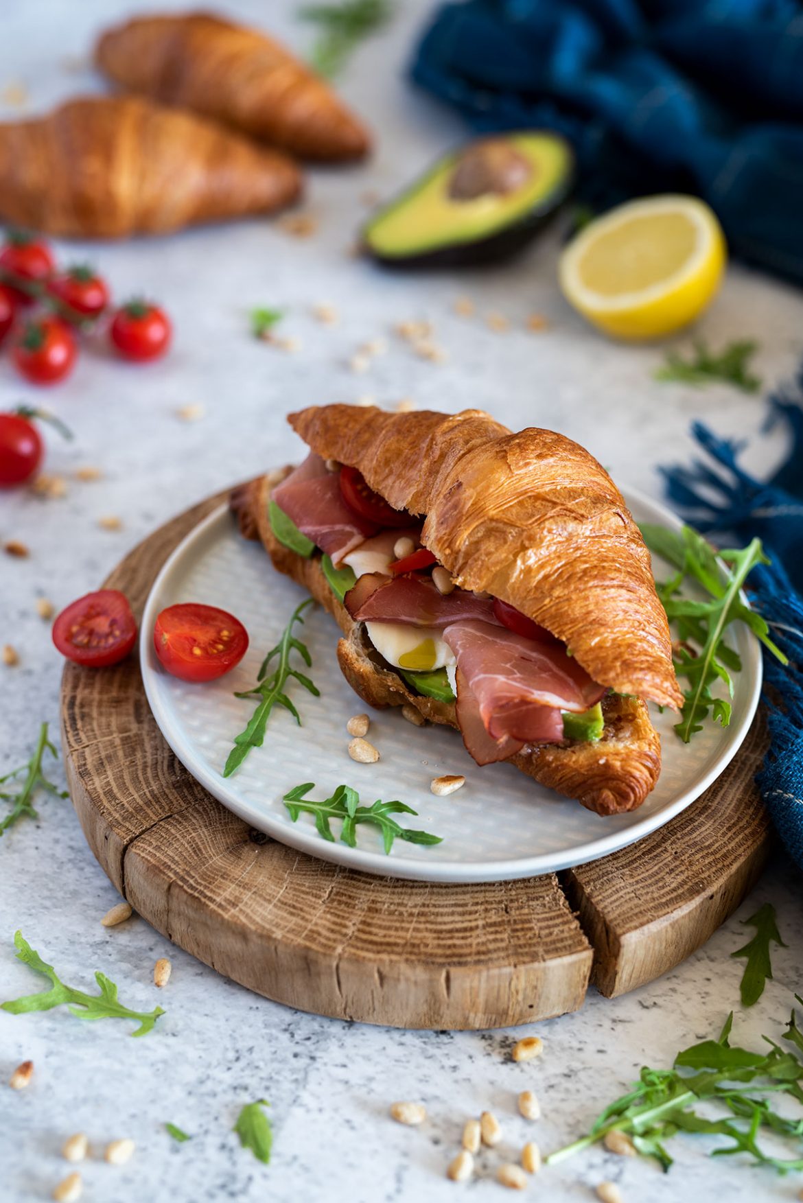 Kruasanai su migdolų pesto, avokadais, kumpiu ir mocarela