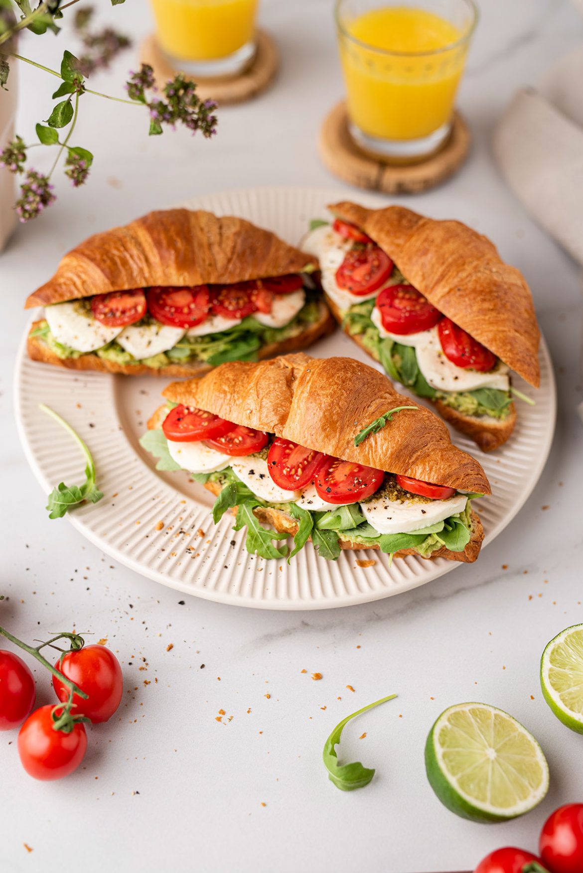 Pusryčių kruasanai su avokadais, mocarela ir pomidorais