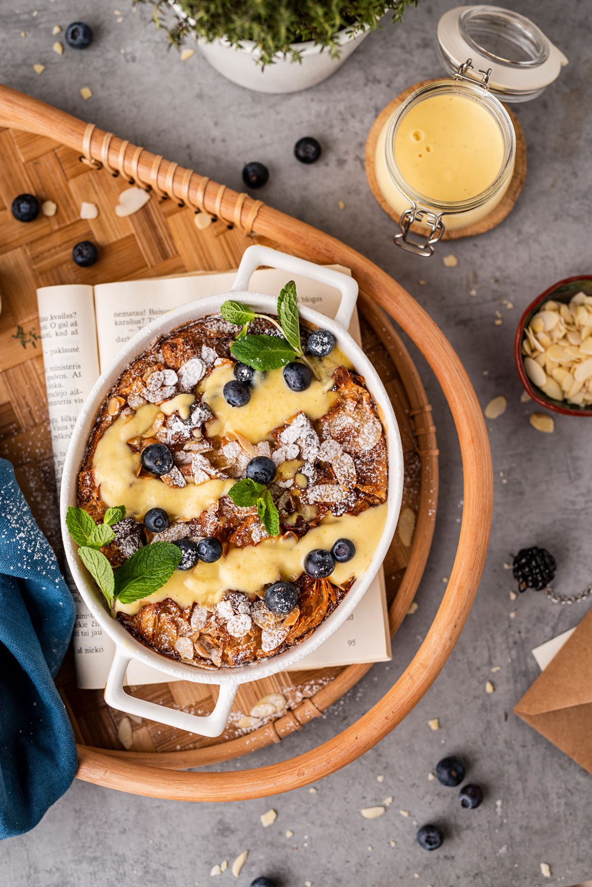 Kruasanų pudingas su vaniliniu padažu