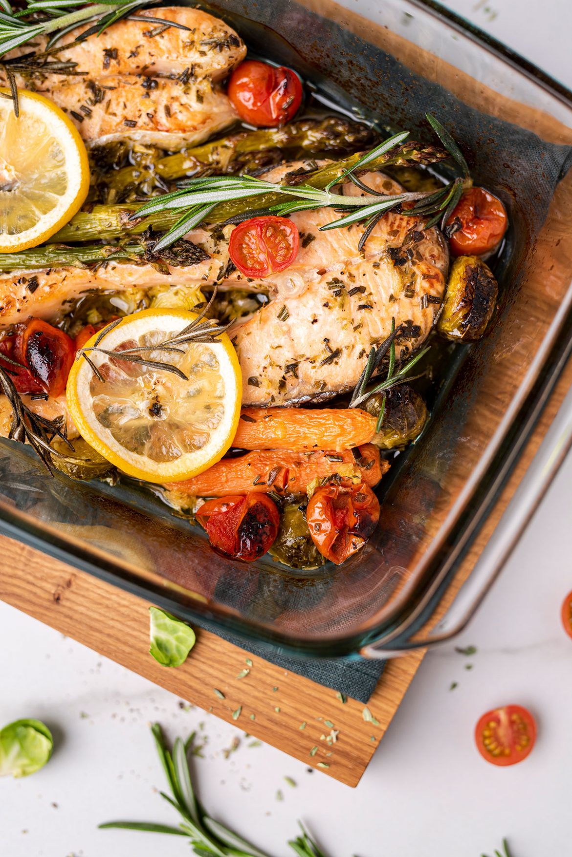 Lašiša su citrinomis, rozmarinais ir keptomis daržovėmis