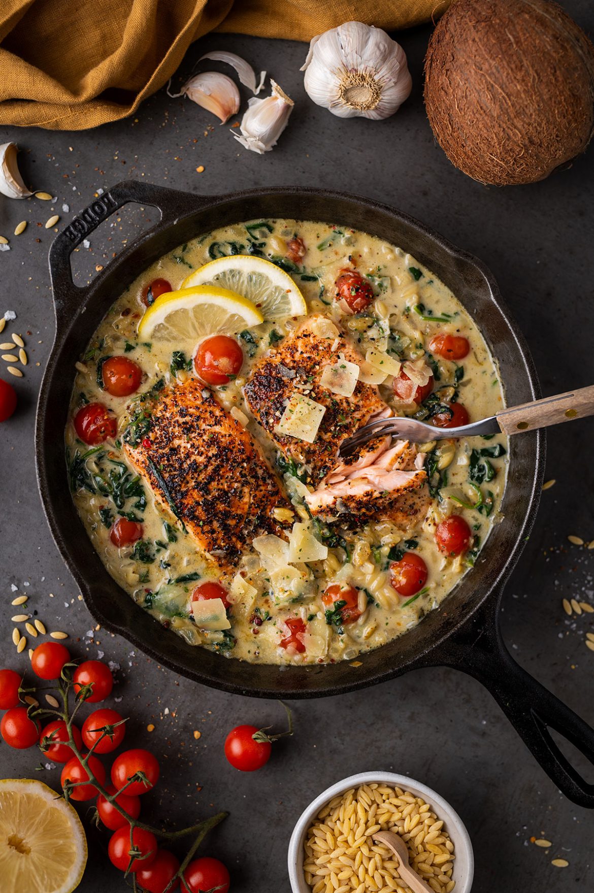 Lašiša su orzo, pomidorais ir špinatais