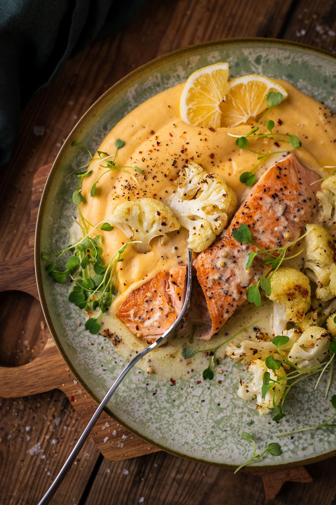 Lašiša su saldžiųjų bulvių koše ir žiediniais kopūstais