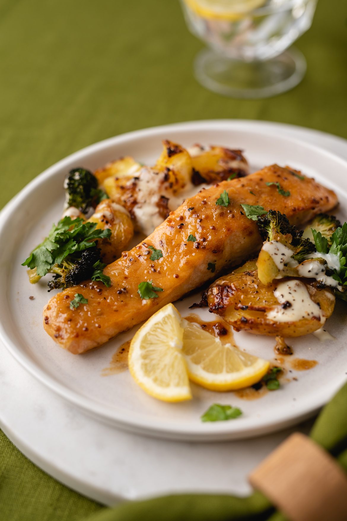 Lašišos kepsniai medaus-garstyčių marinate su traiškytomis bulvytėmis ir brokoliais