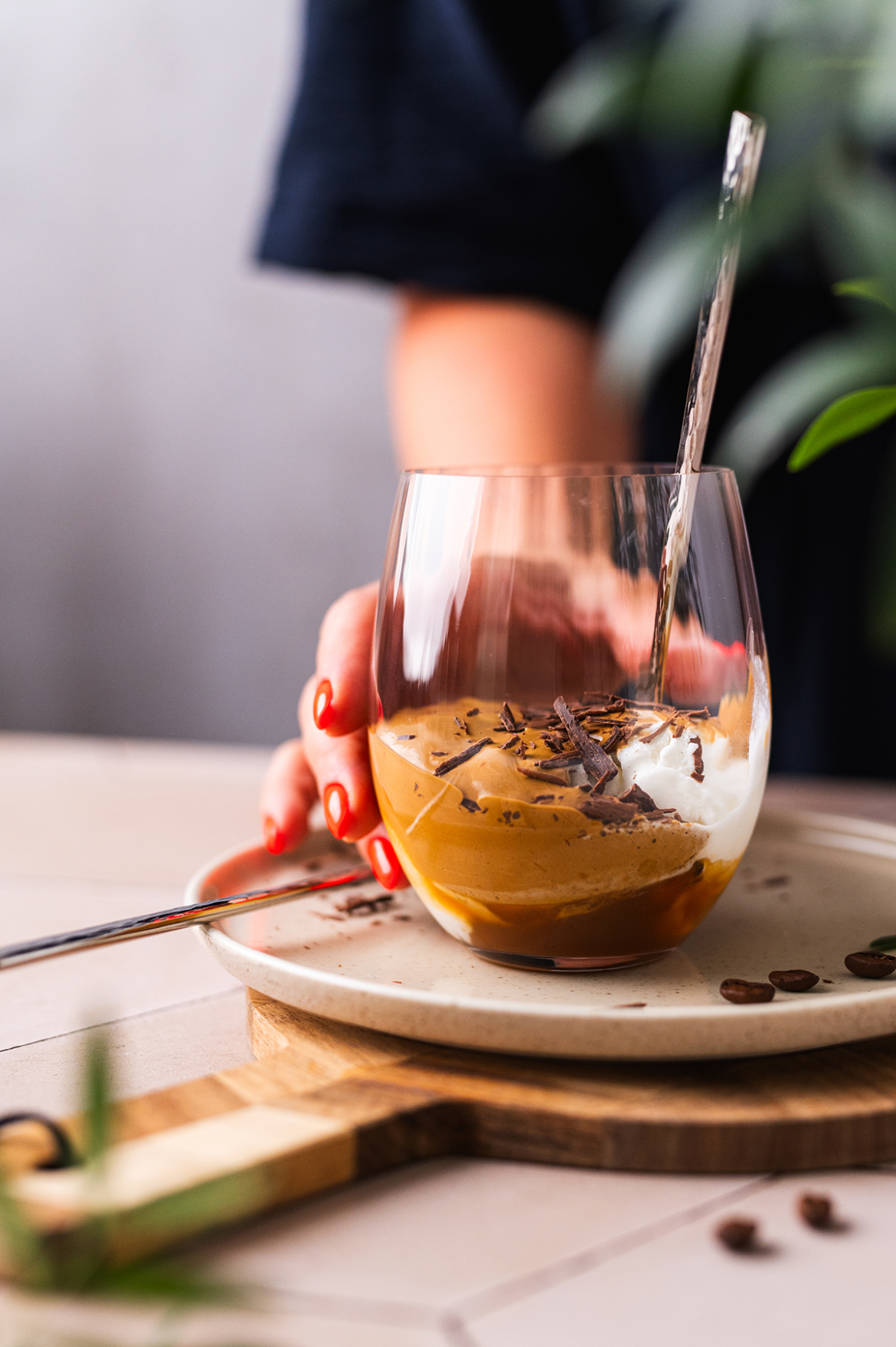 Ledų, karamelės ir plaktos kavos desertas