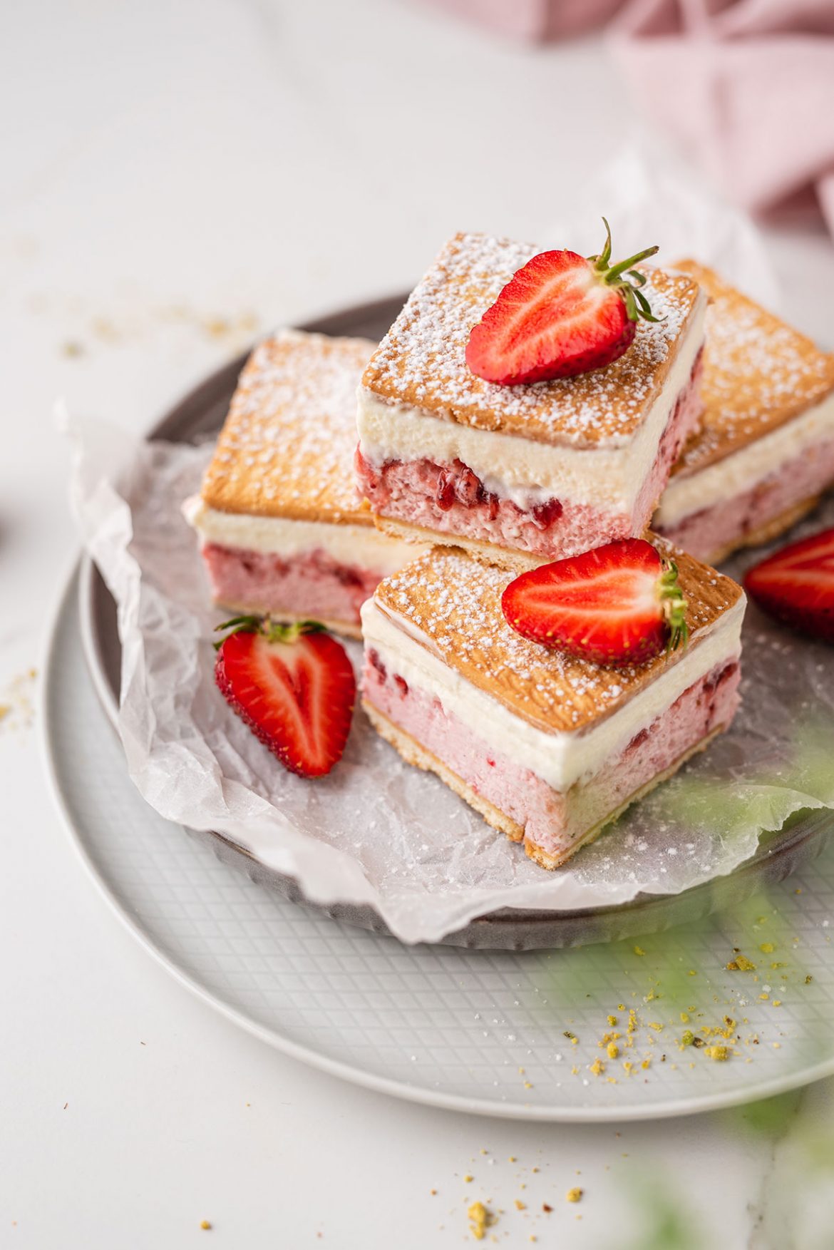 Naminių ledų suvožtiniai su braškėmis