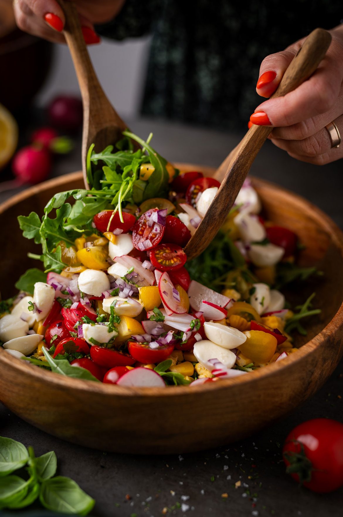 Lengvos daržovių ir mocarelos salotos