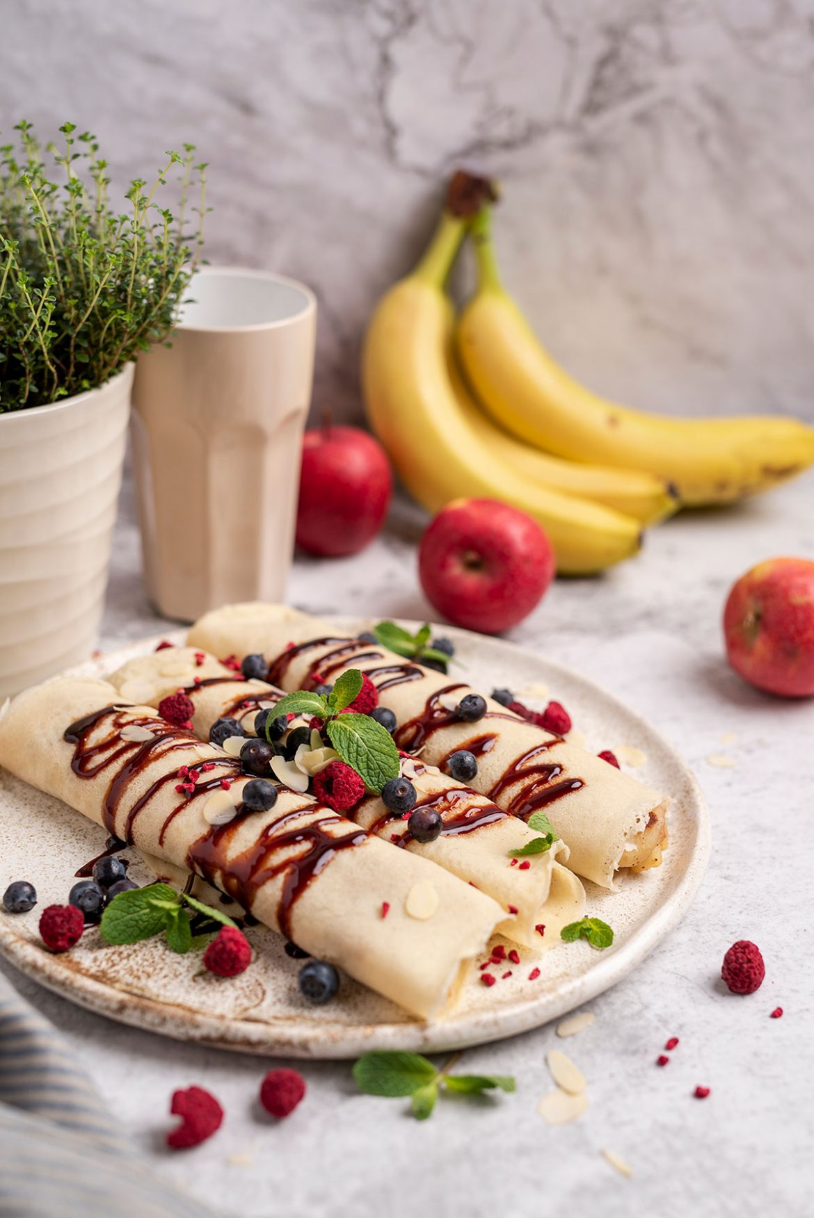 Lietiniai blynai be glitimo su bananais ir obuoliais