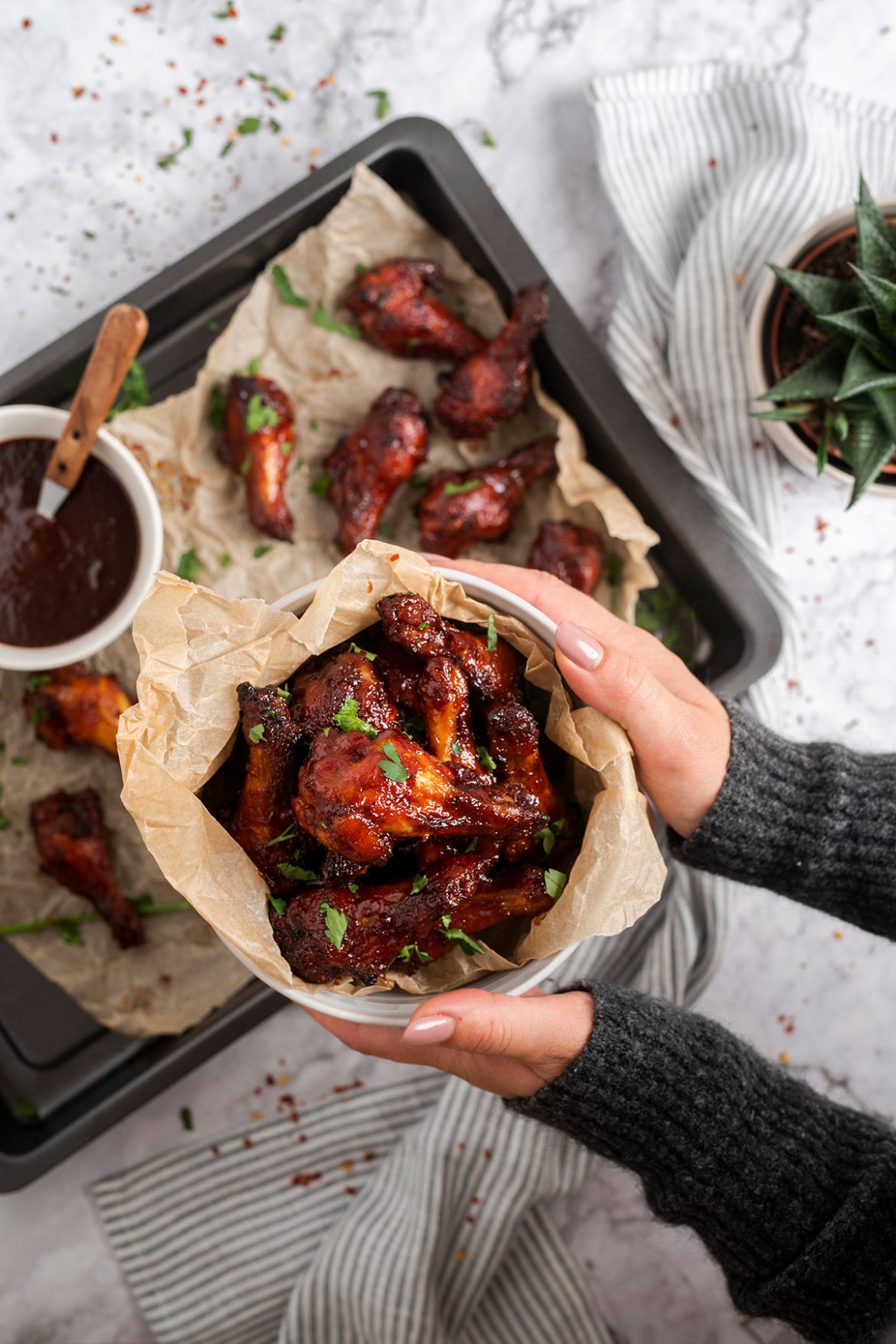 Lipnūs vištienos sparneliai su barbekiu padažu ir medumi