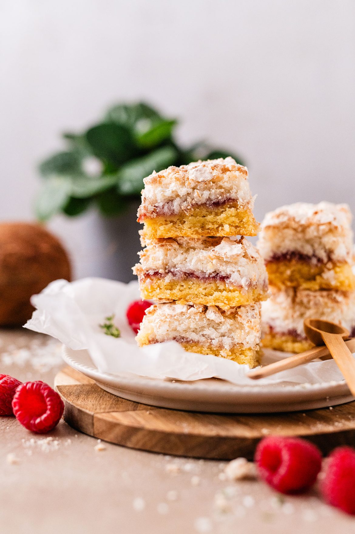 Pyragas su aviečių džemu ir kokosiniu morengu