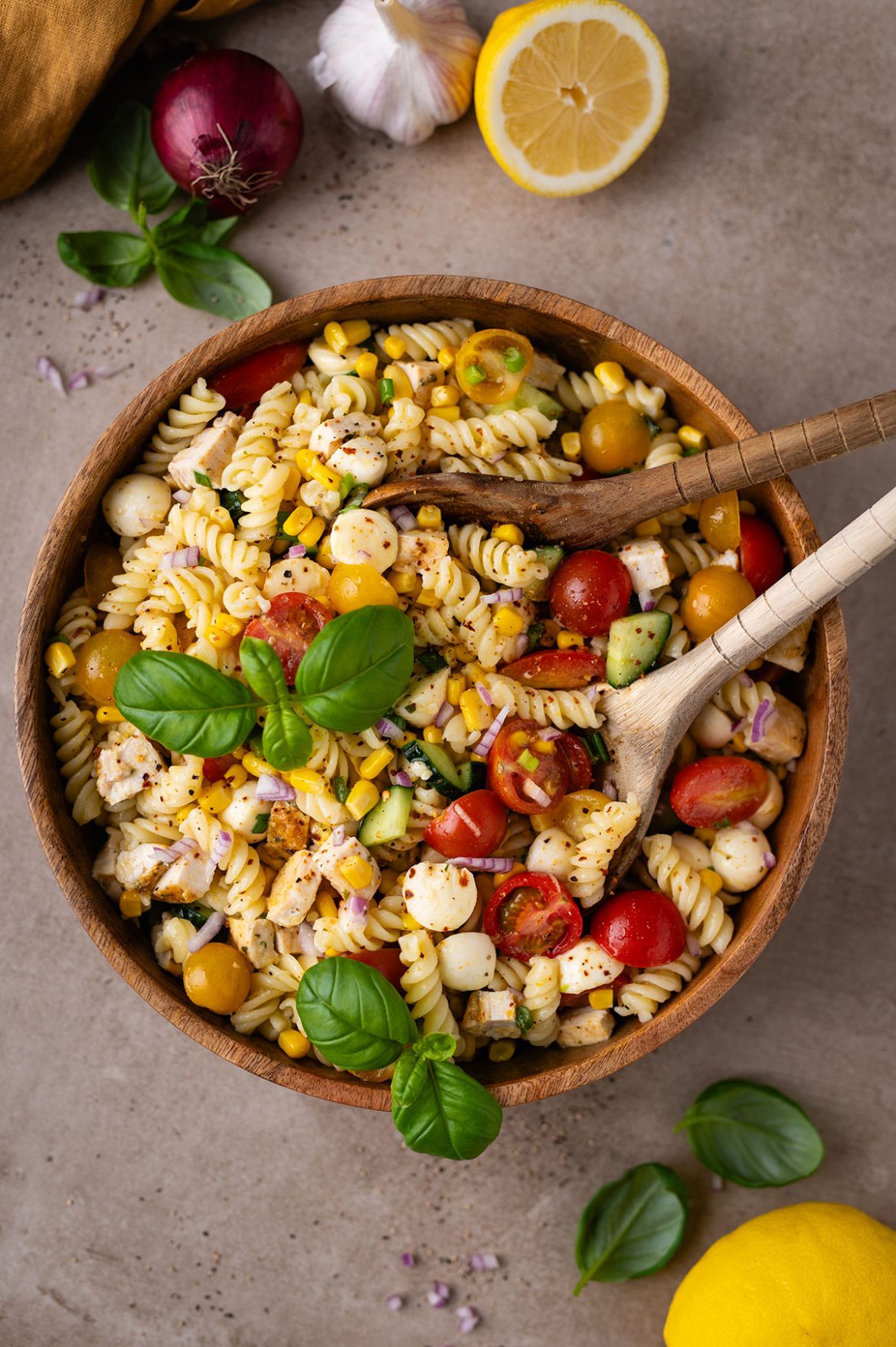 Makaronų salotos su vištiena ir mocarela