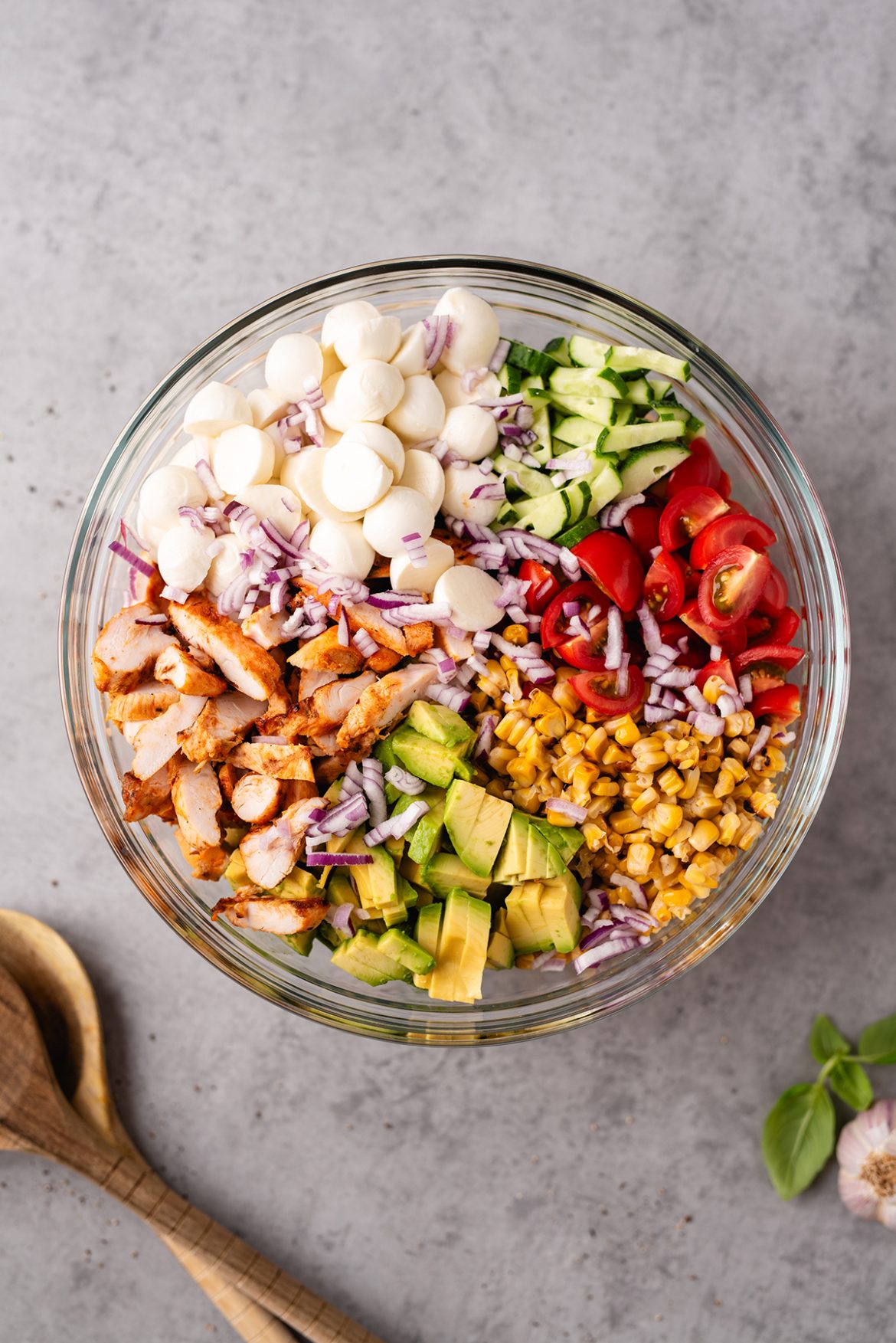 Makaronų salotos su grilyje kepta vištiena, avokadais ir mocarela