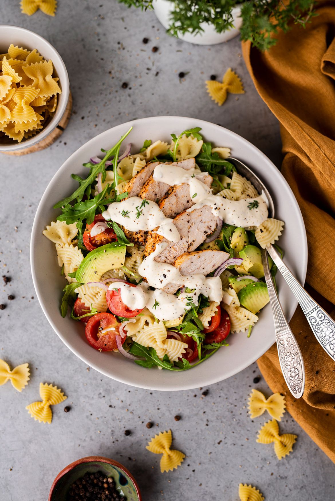 Makaronų salotos su kepta vištiena
