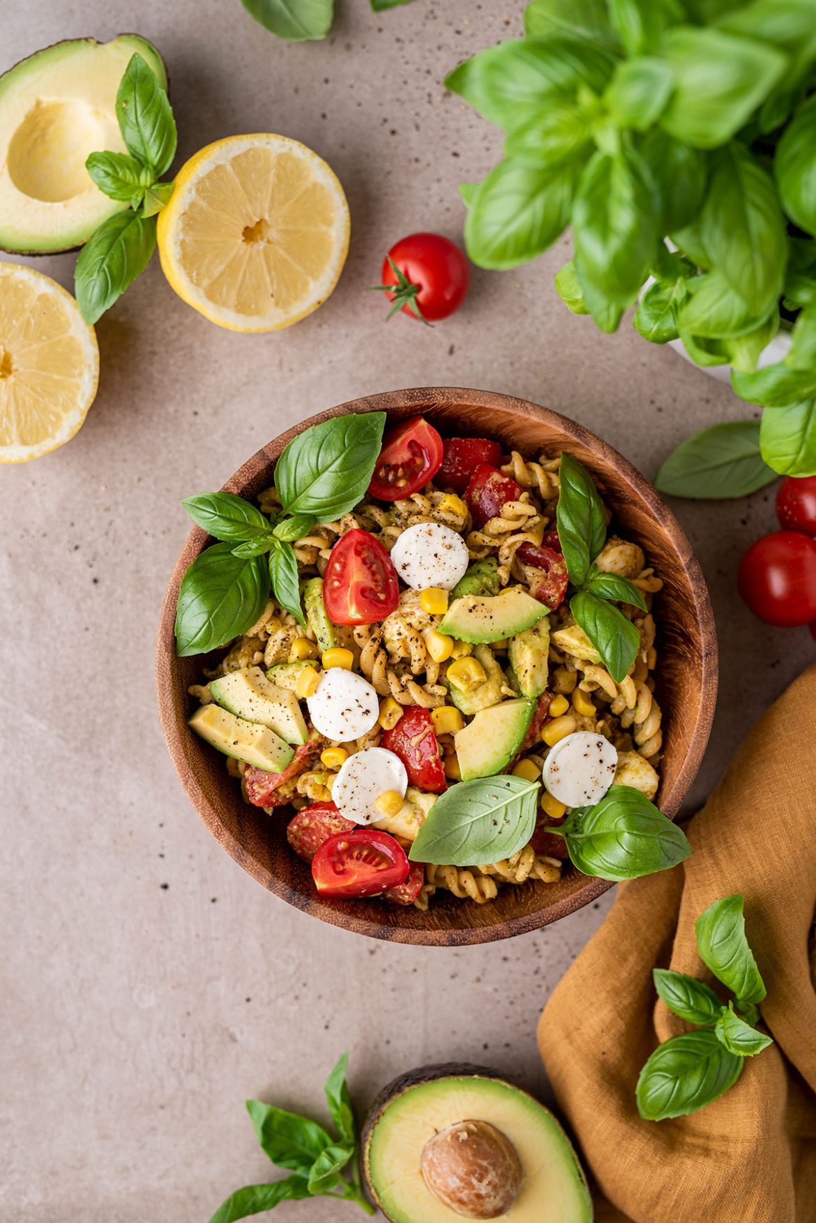 Vasariškos makaronų salotos su pesto padažu