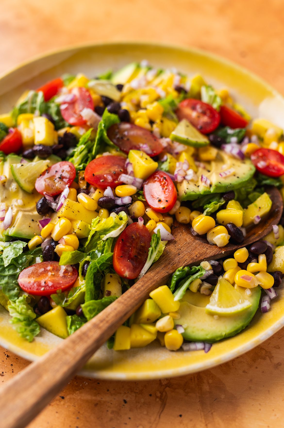 Mangų, avokadų ir juodųjų pupelių salotos