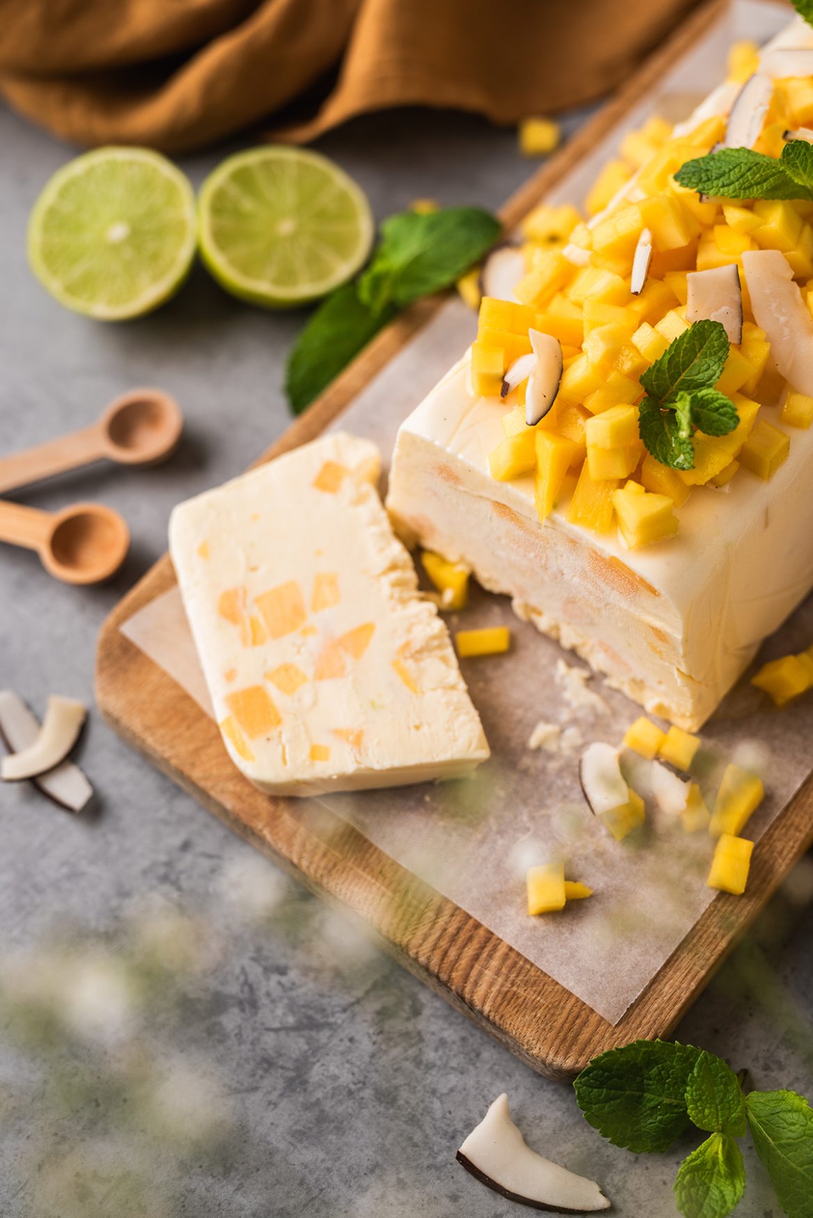 Mangų ir kokosų semifreddo