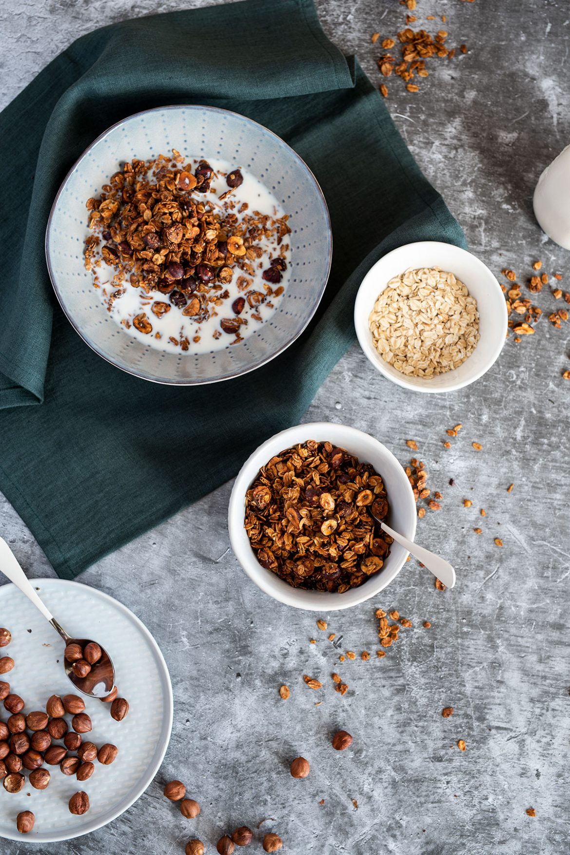 Traškūs dribsniai (granola) su medumi ir lazdynų riešutais