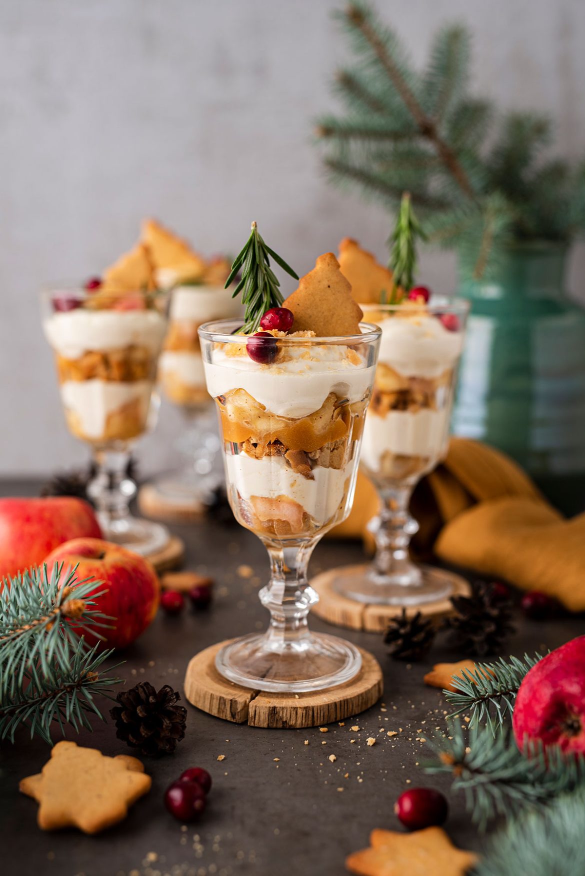 Meduolinis desertas su karamele ir keptais obuoliais