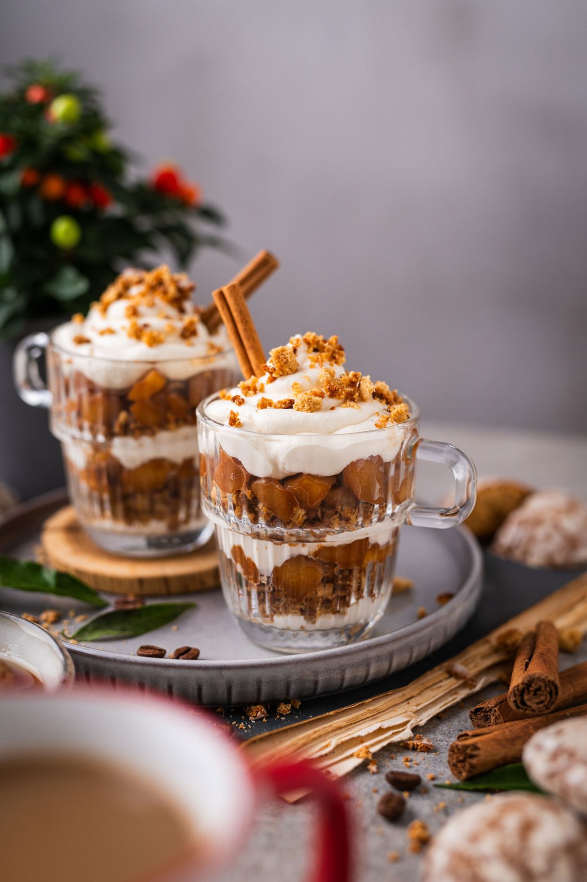 Meduolinis tiramisu su keptais obuoliais