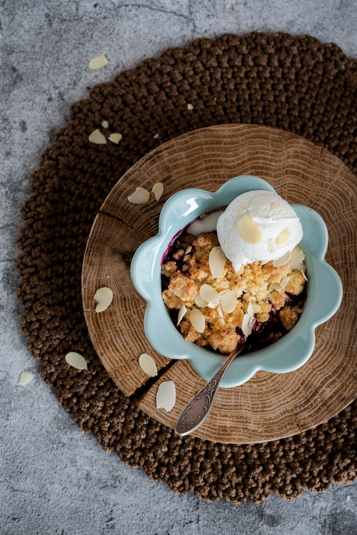 Kokosinis uogų ir obuolių trupiniuotis