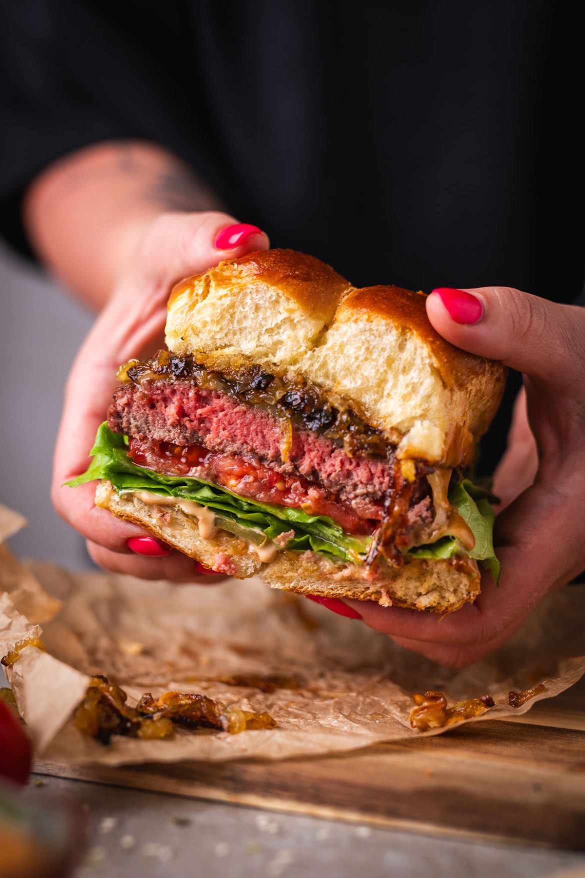 Mėsainiai su jautiena ir karamelizuotais svogūnais