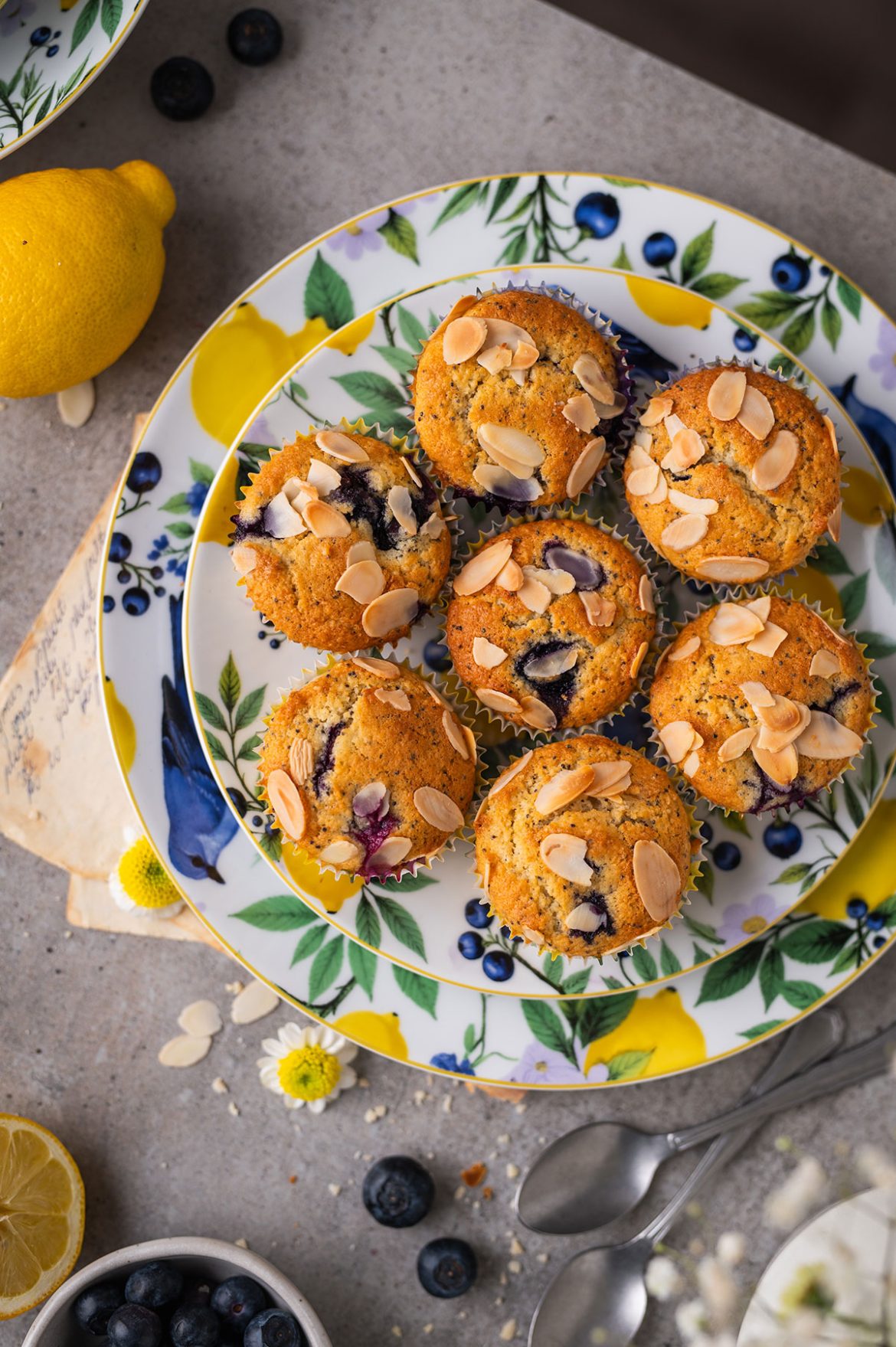 Migdoliniai citrininiai keksiukai su šilauogėmis ir aguonomis