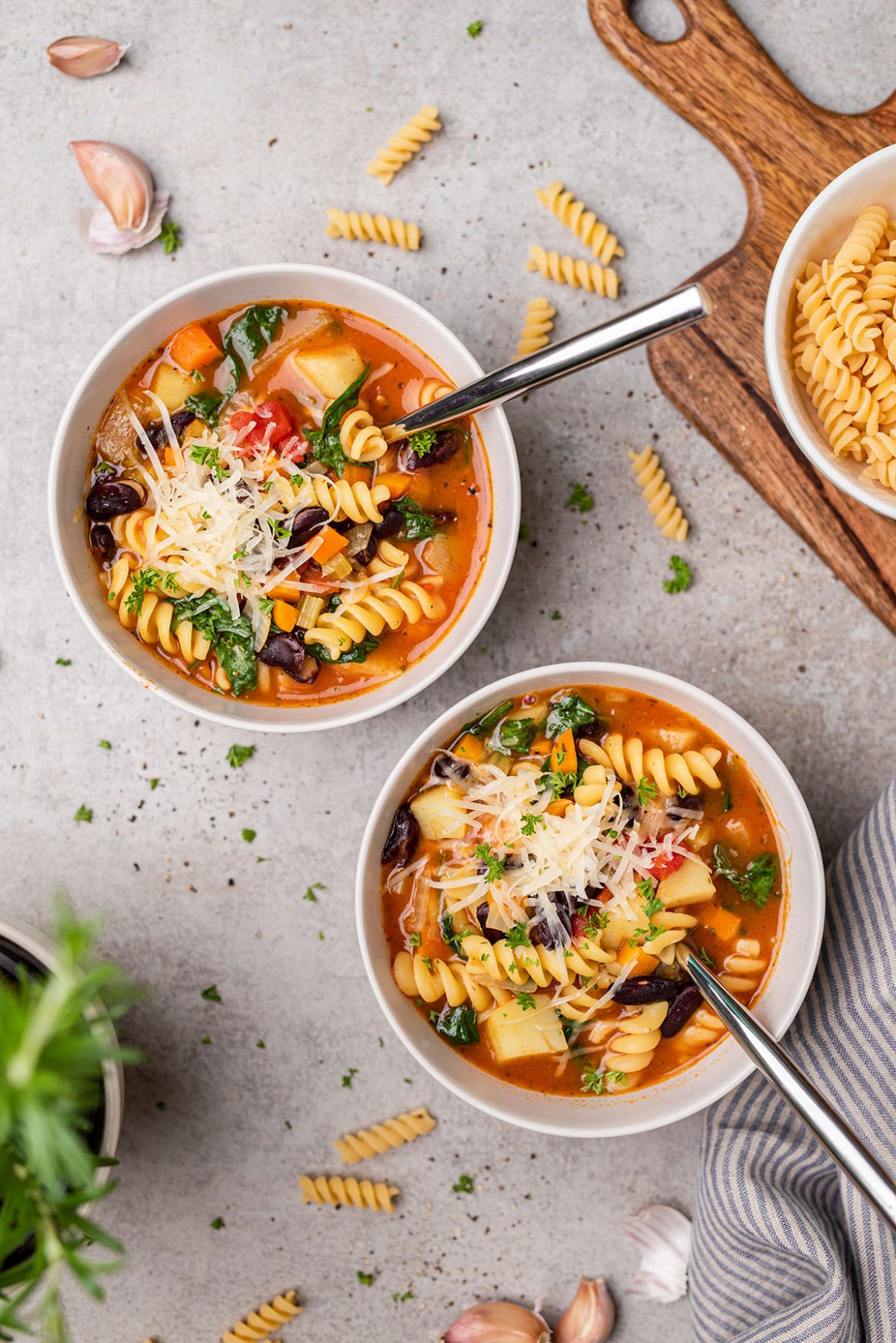Itališka daržovių sriuba su makaronais ir pupelėmis (Minestrone)