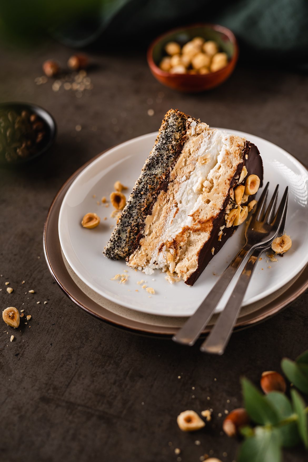 Tortas su morengu, sviestiniu kavos kremu ir šokoladu