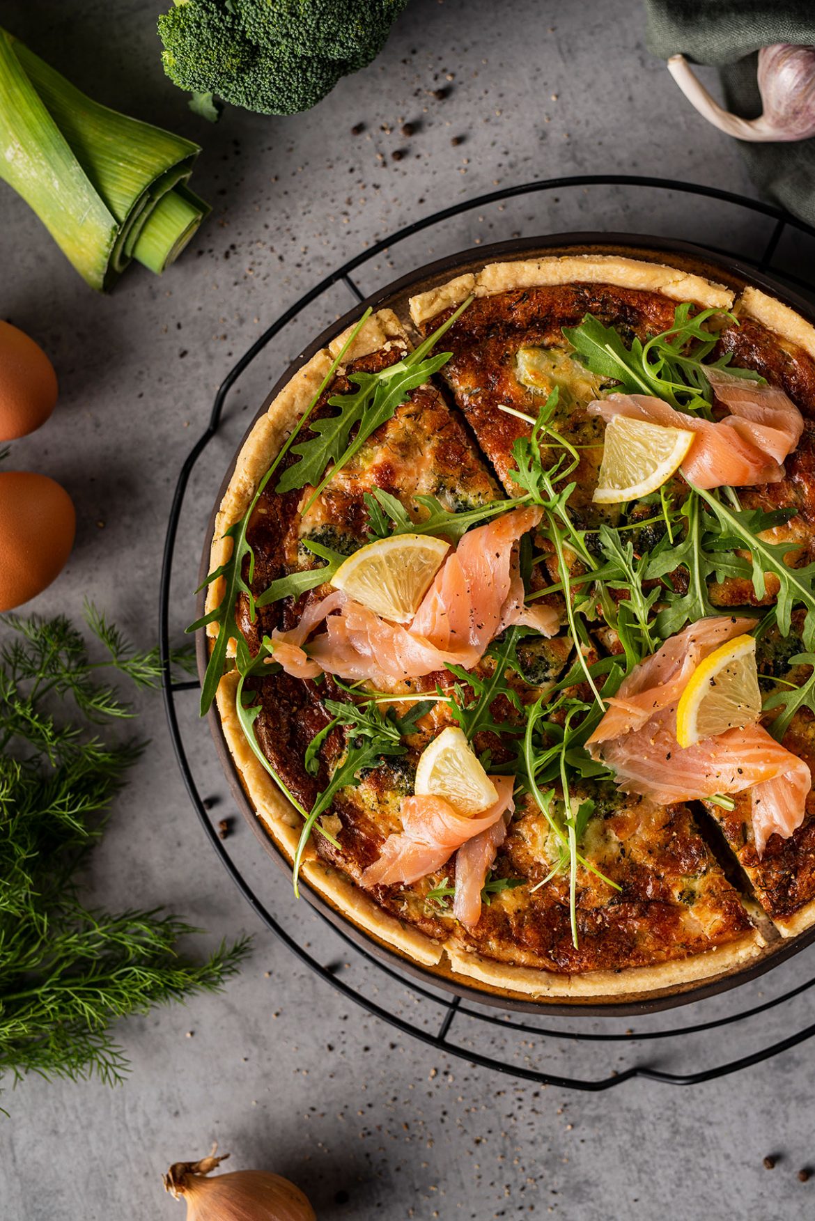 Nesaldus pyragas su lašiša, brokoliais ir kietuoju sūriu