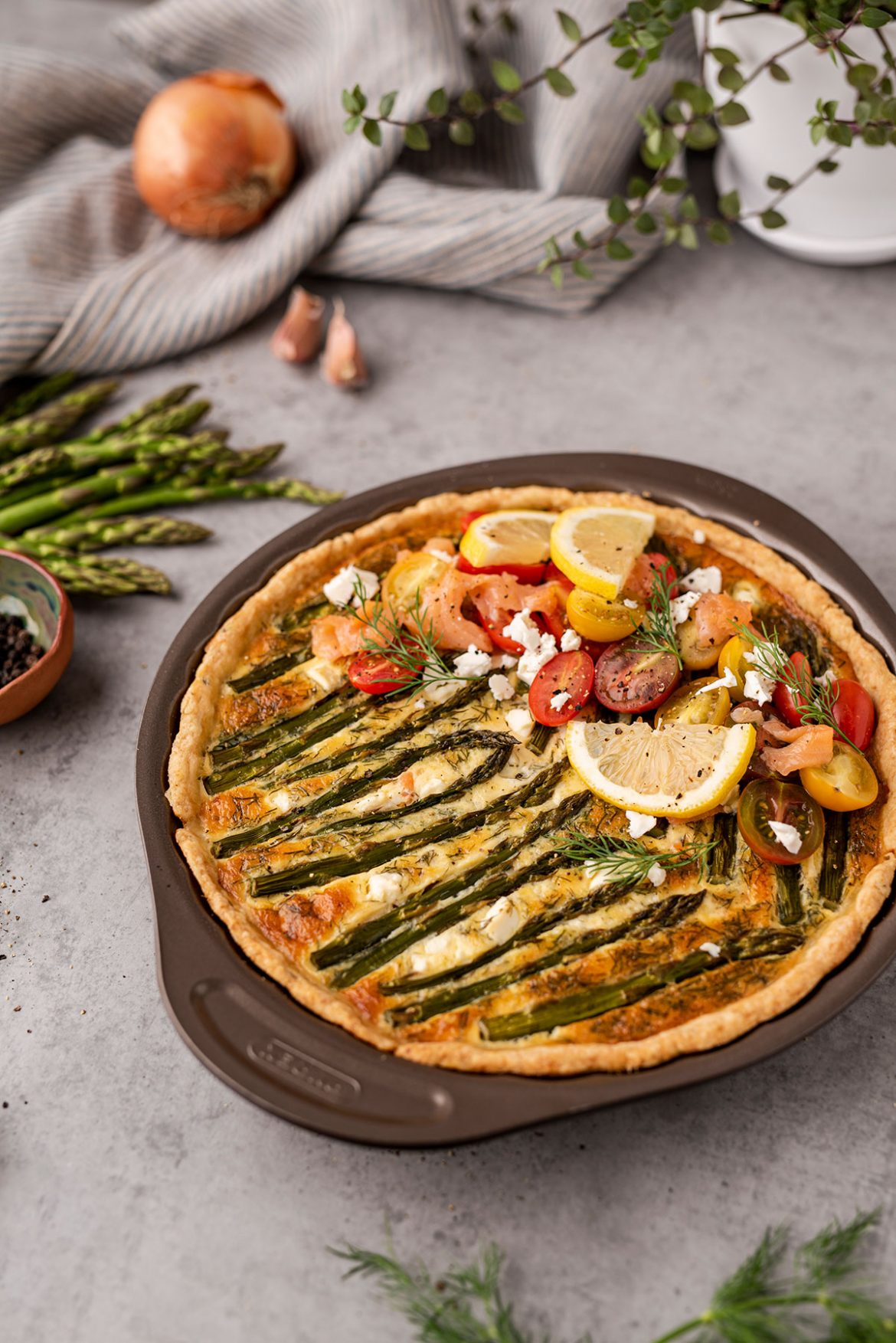 Nesaldus pyragas su šparagais ir lašiša