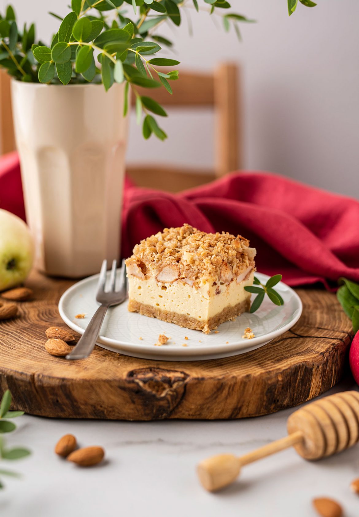 Obuolių pyragas su kreminiu sūriu  ir traškiais migdoliniais trupiniais