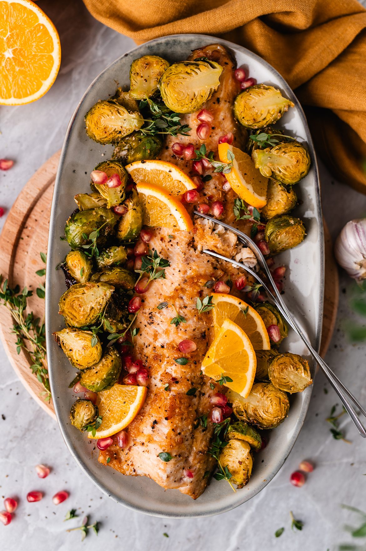 Orkaitėje kepta arktinė palija su briuselio kopūstais