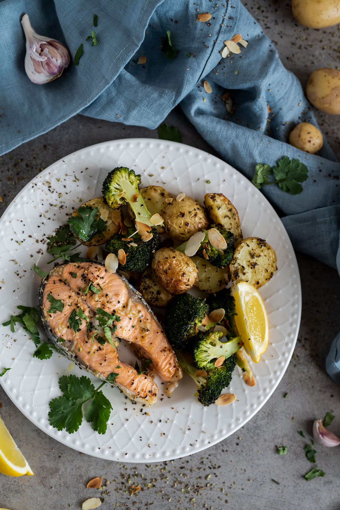 Orkaitėje kepta lašiša su brokoliais ir prieskoninėmis bulvytėmis