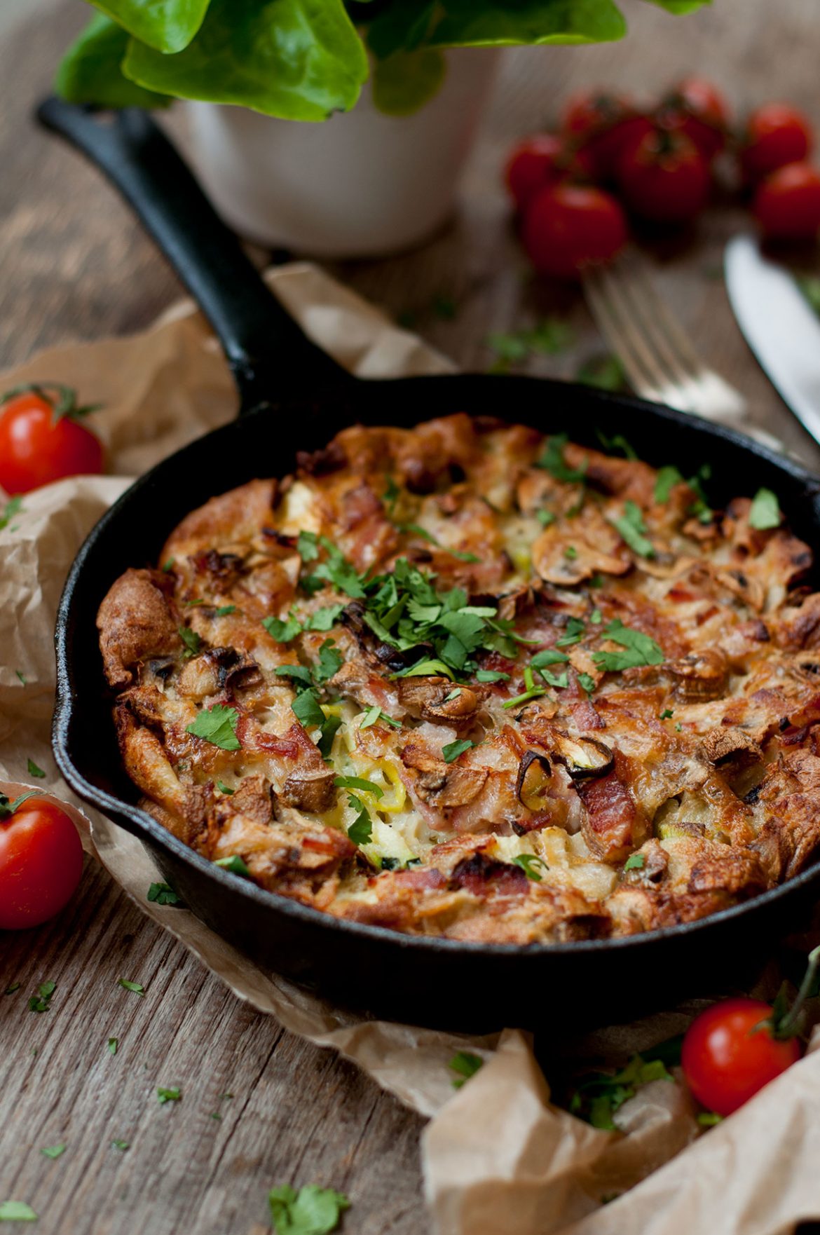 Orkaitėje keptas nesaldus blynas su cukinijomis ir šonine