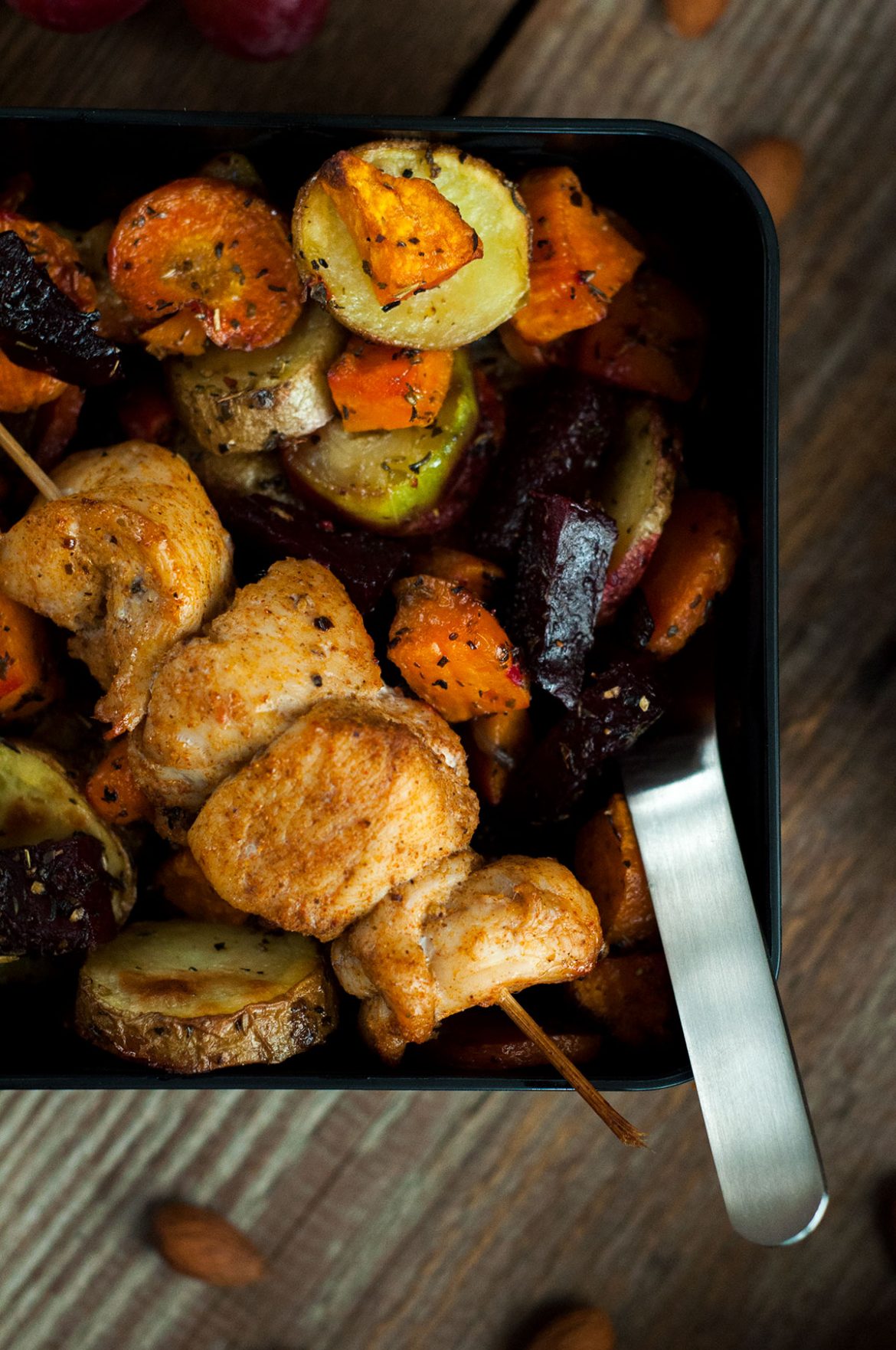 Orkaitėje keptos daržovės su vištienos iešmeliu