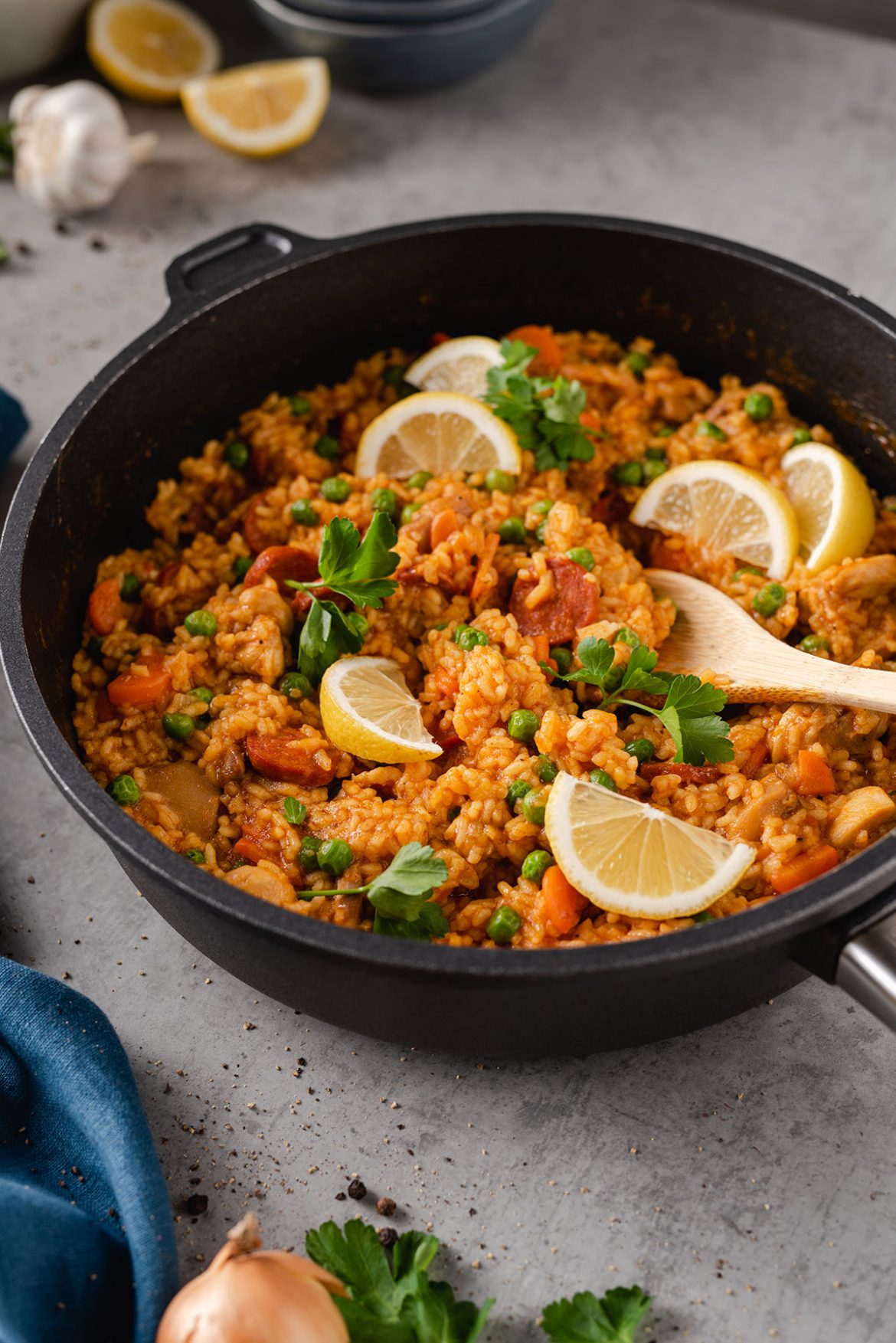 Paelija su vištiena ir čioriso dešra