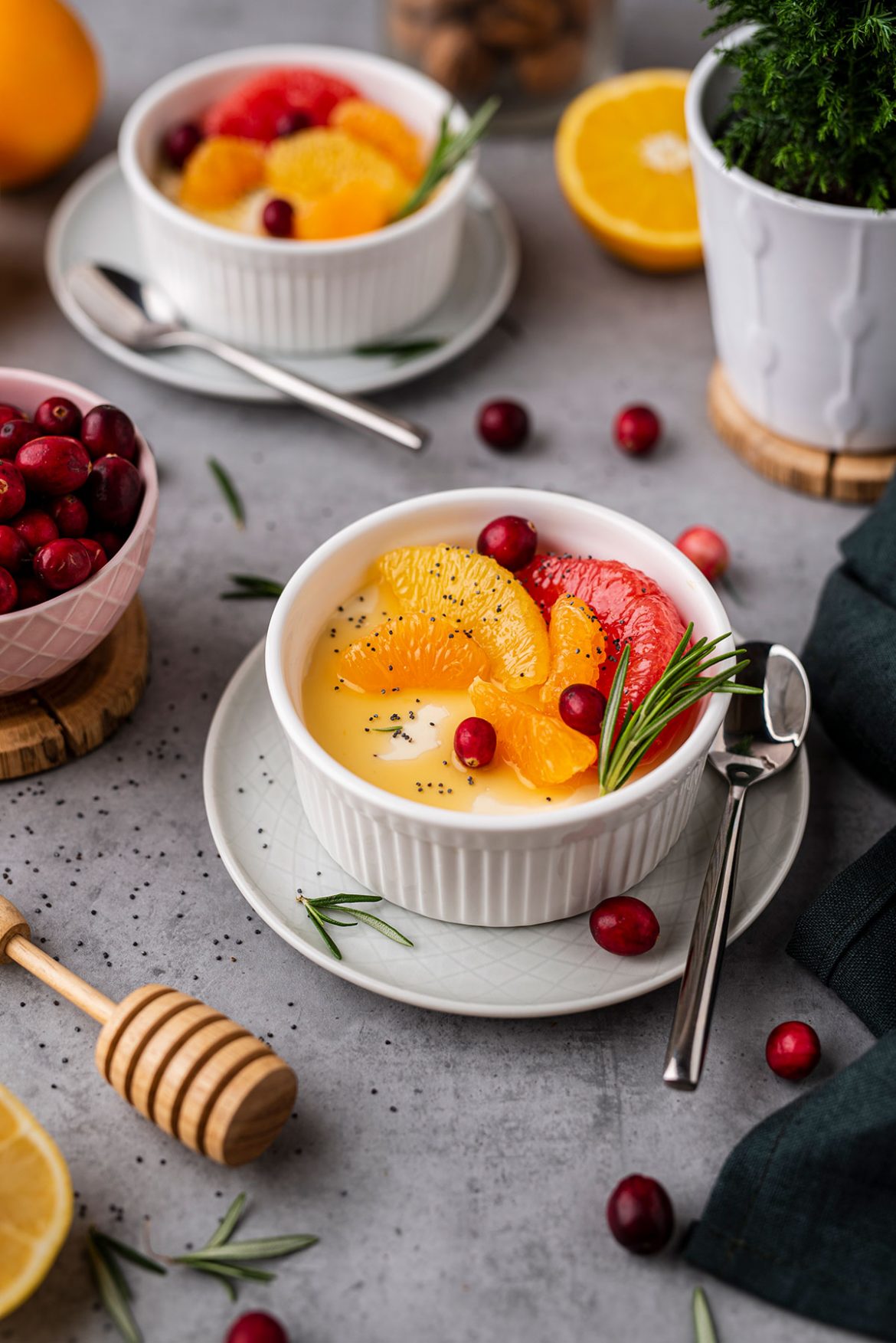 Vanilinė panakota (panna cotta) su aguonomis ir citrusiniais vaisiais