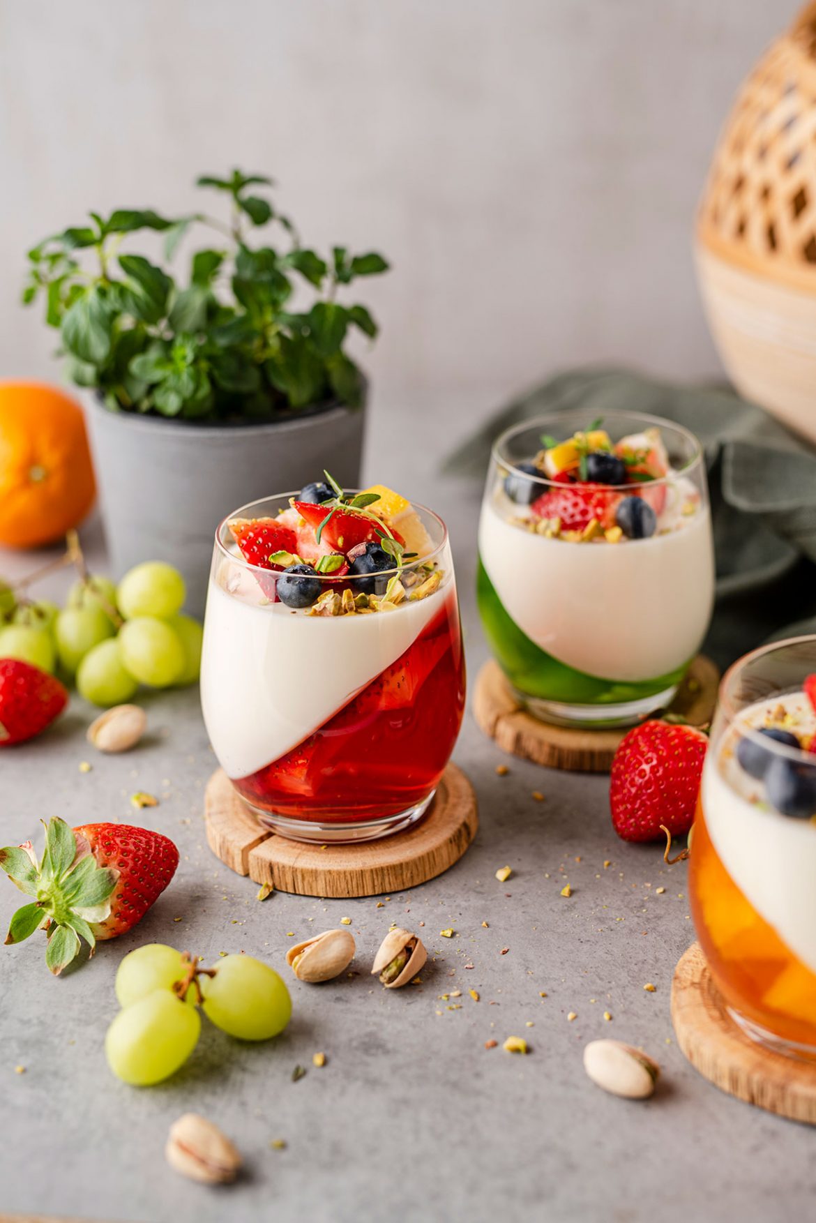 Sluoksniuotas panakotos ir želė desertas