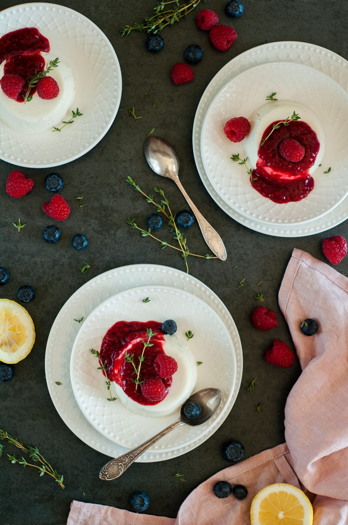 Panna Cotta su avietėmis ir čiobreliais