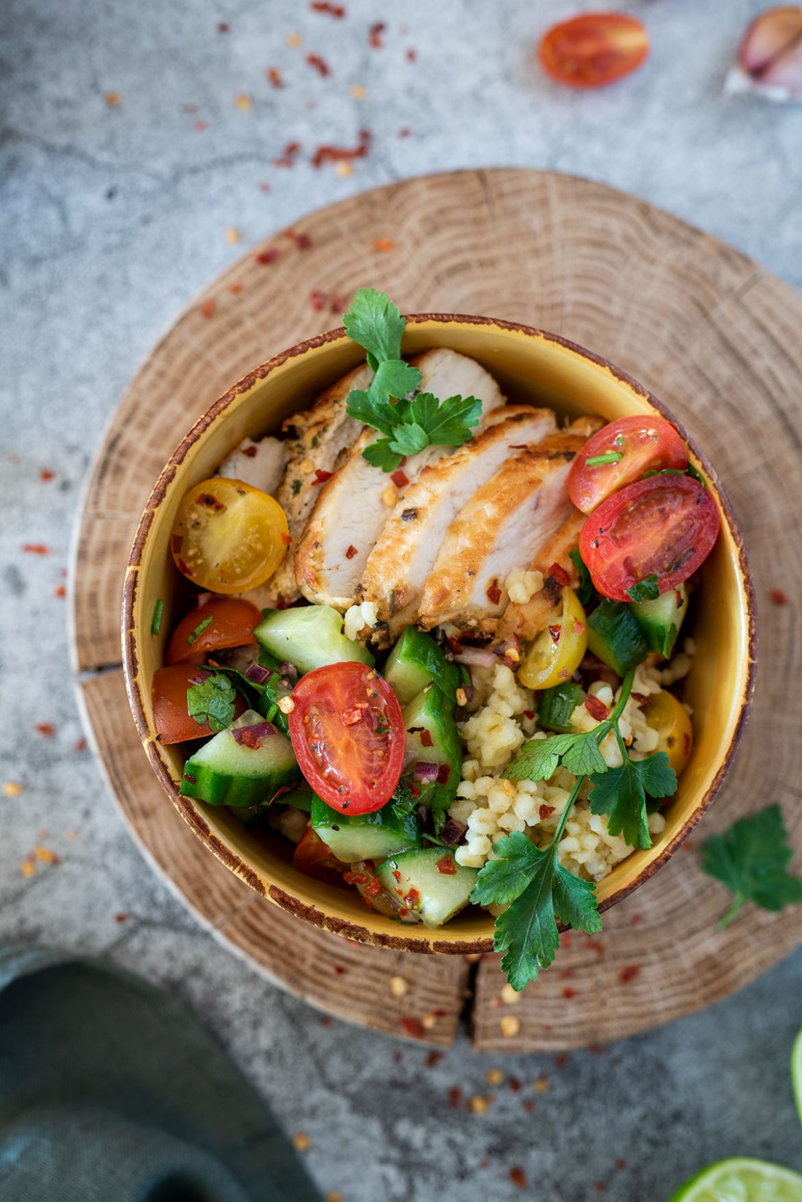 Pavasario salotos su bulguru ir vištiena