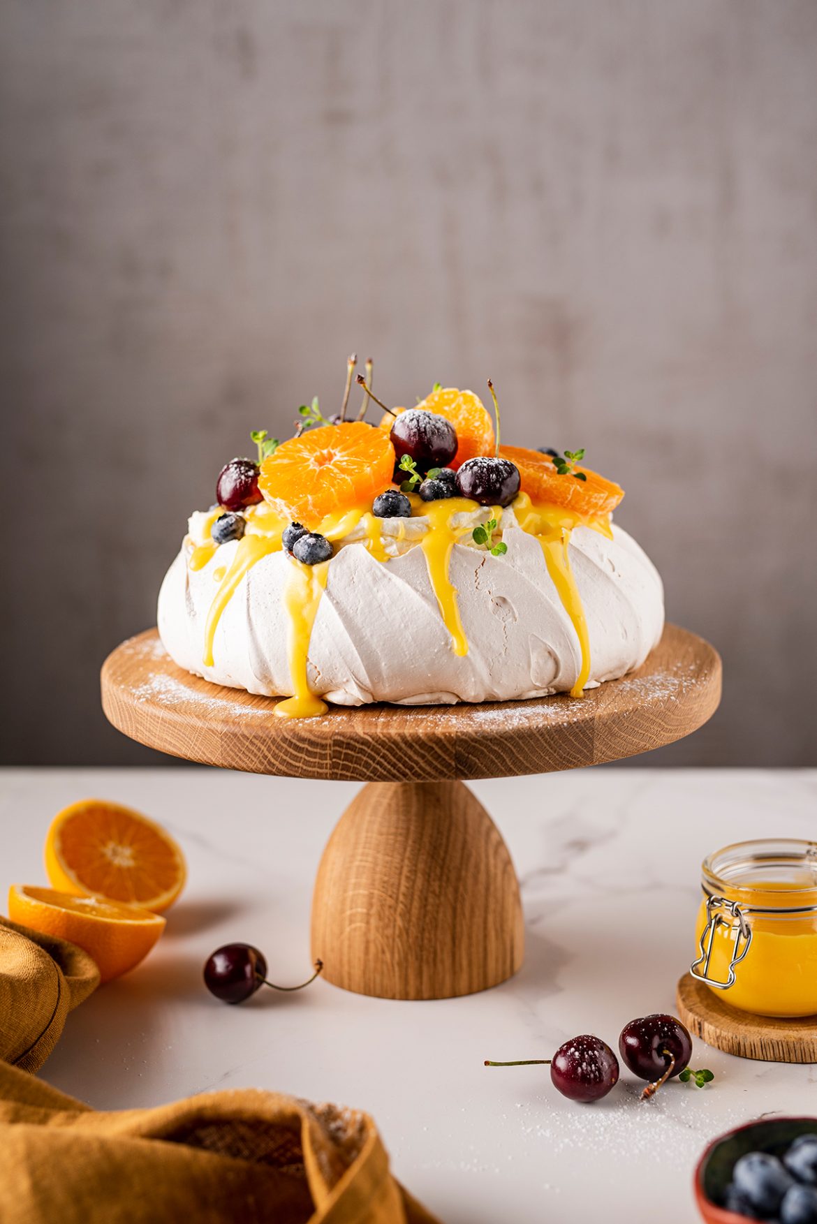 Pavlova su maskarpone, apelsinų kremu ir uogomis