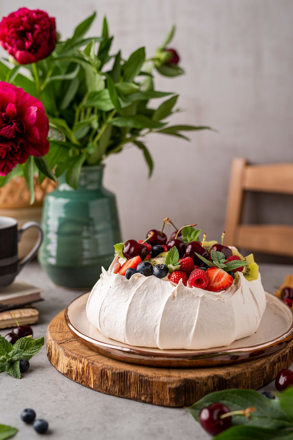 Pavlova su maskarponės kremu ir uogomis