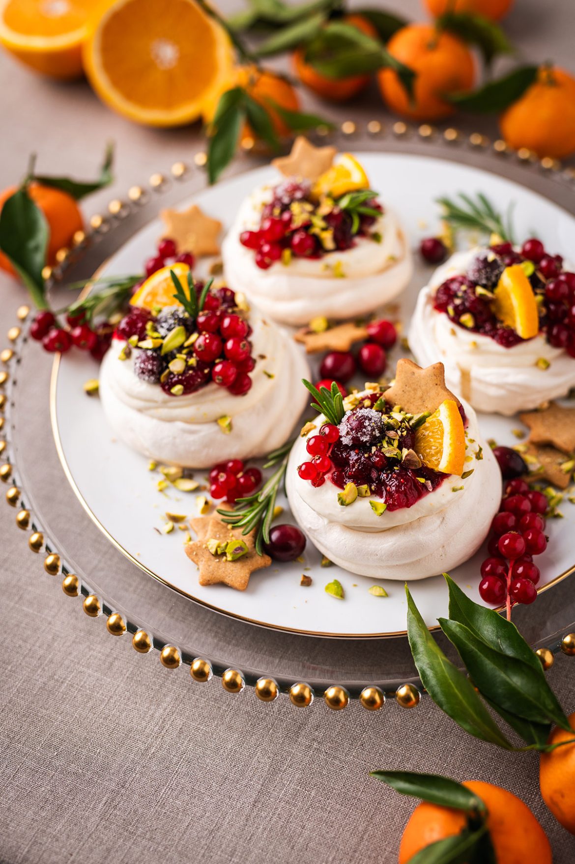 Pavlovos pyragaičiai su spanguolėmis ir pistacijomis